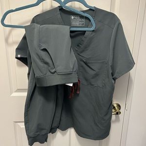 Figs Bonsai Catarina Top and Zamora Jogger Scrub Set XL